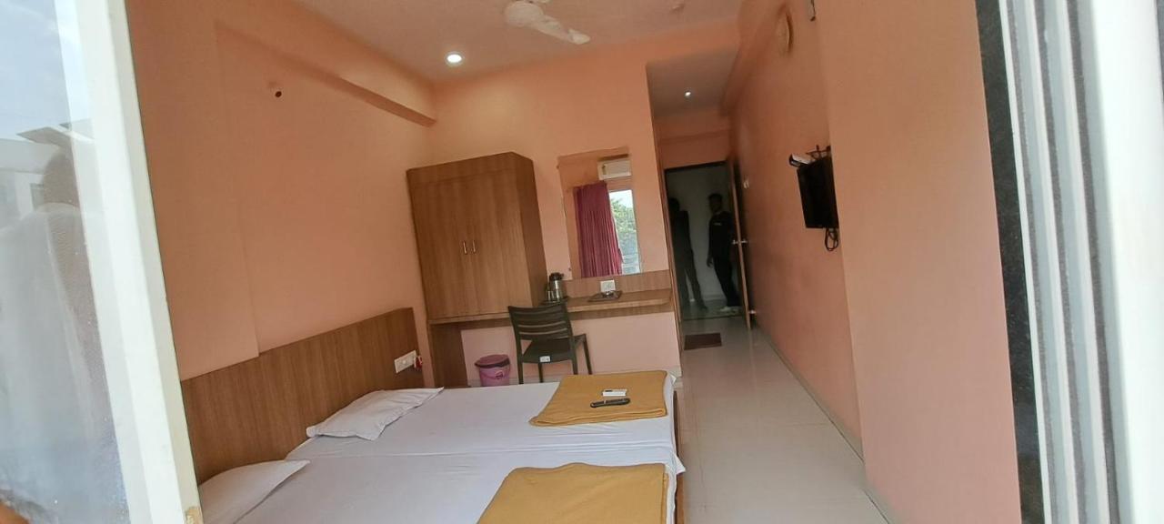 Hotel Aaditya Palace Bhusawal Bagian luar foto