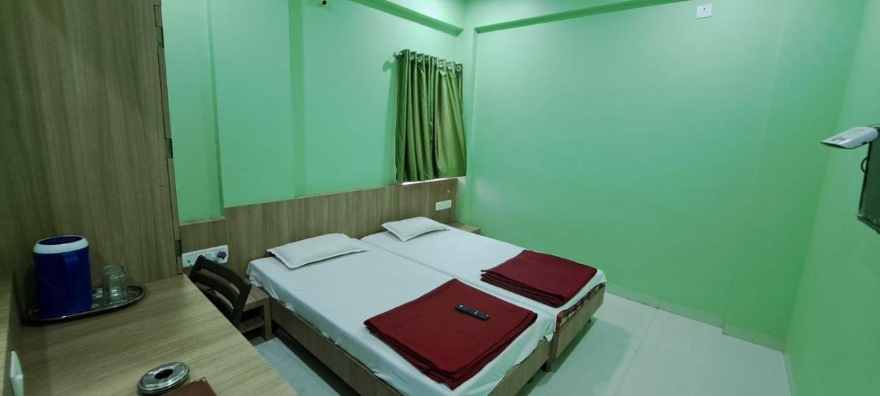 Hotel Aaditya Palace Bhusawal Bagian luar foto