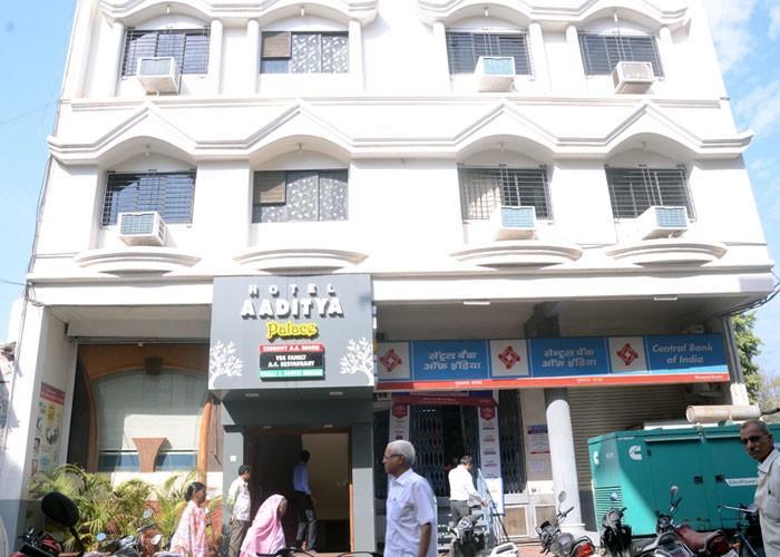 Hotel Aaditya Palace Bhusawal Bagian luar foto