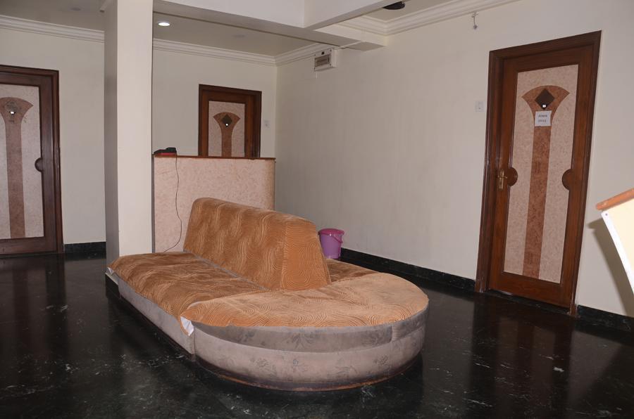 Hotel Aaditya Palace Bhusawal Bagian luar foto