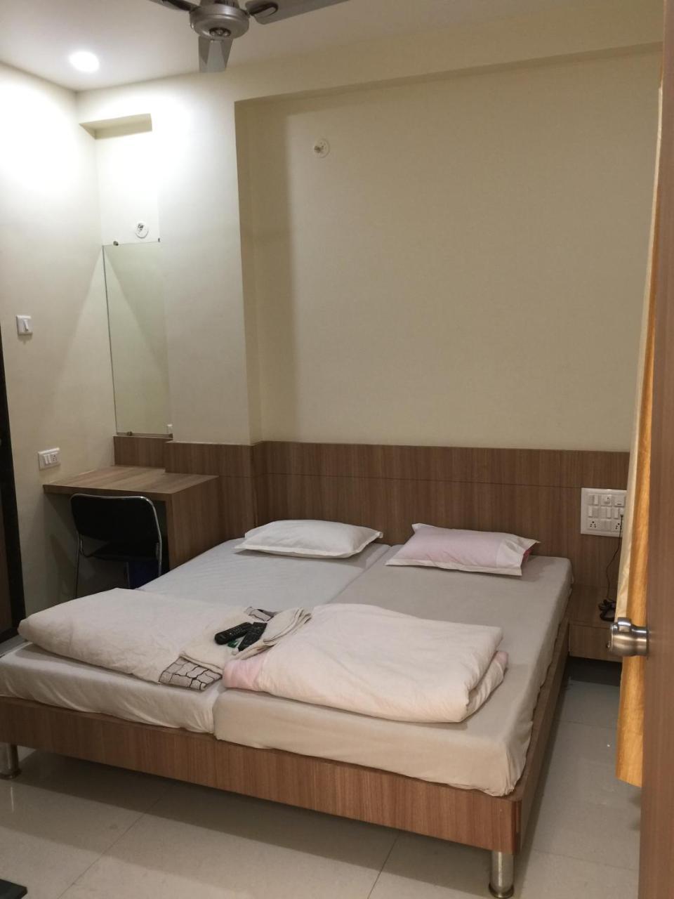 Hotel Aaditya Palace Bhusawal Bagian luar foto